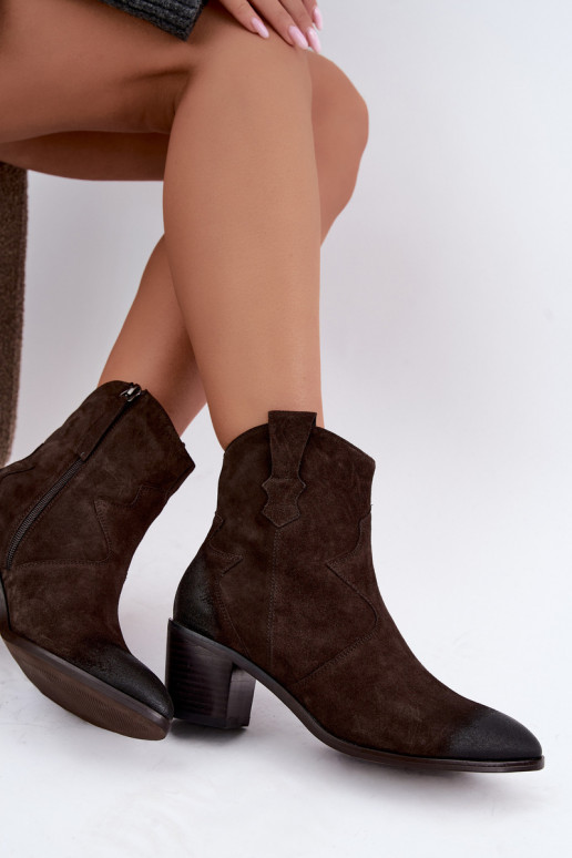 Botas de ante aisladas de estilo cowboy D&A CR62-3395 en color marrón oscuro