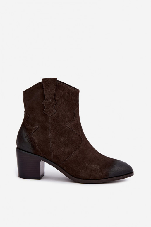 Botas de ante aisladas de estilo cowboy D&A CR62-3395 en color marrón oscuro