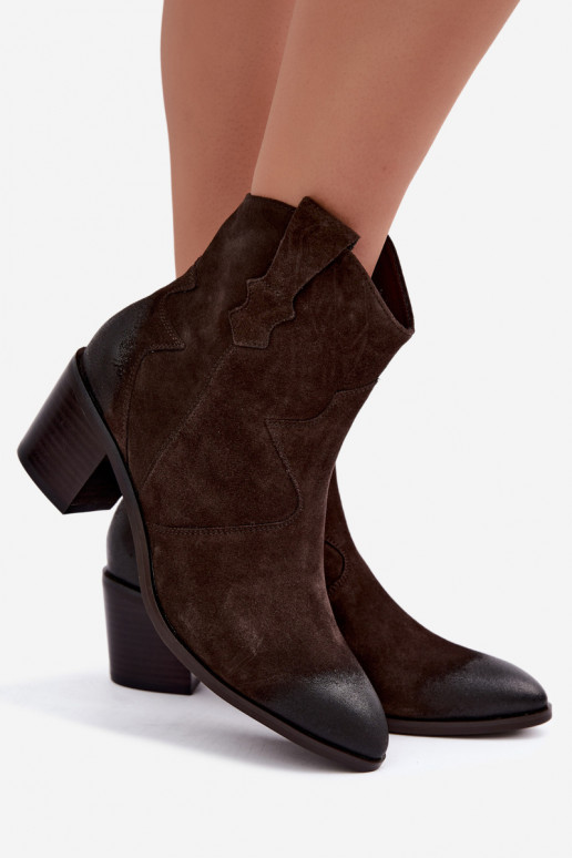 Botas de ante aisladas de estilo cowboy D&A CR62-3395 en color marrón oscuro