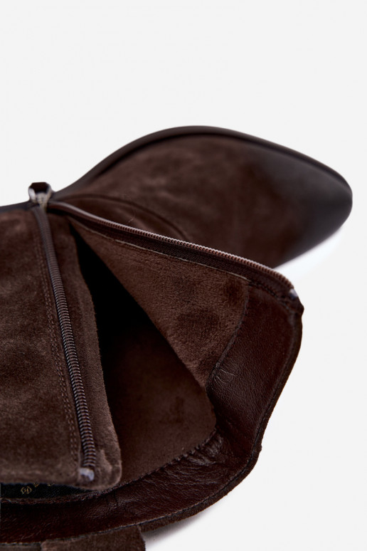Botas de ante aisladas de estilo cowboy D&A CR62-3395 en color marrón oscuro