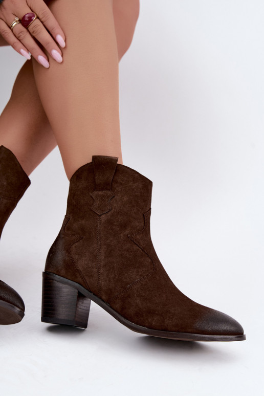 Botas de ante aisladas de estilo cowboy D&A CR62-3395 en color chocolate