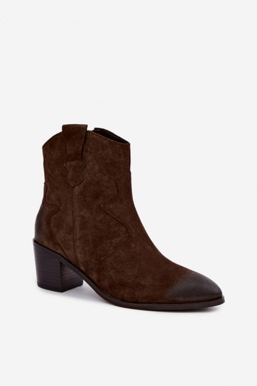 Botas de ante aisladas de estilo cowboy D&A CR62-3395 en color chocolate