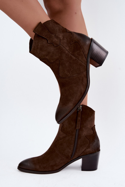 Botas de ante aisladas de estilo cowboy D&A CR62-3395 en color chocolate