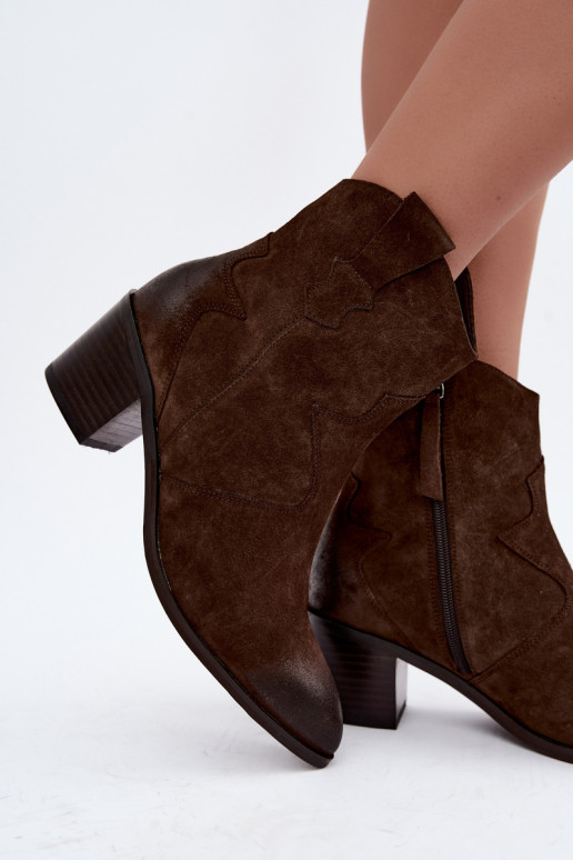 Botas de ante aisladas de estilo cowboy D&A CR62-3395 en color chocolate