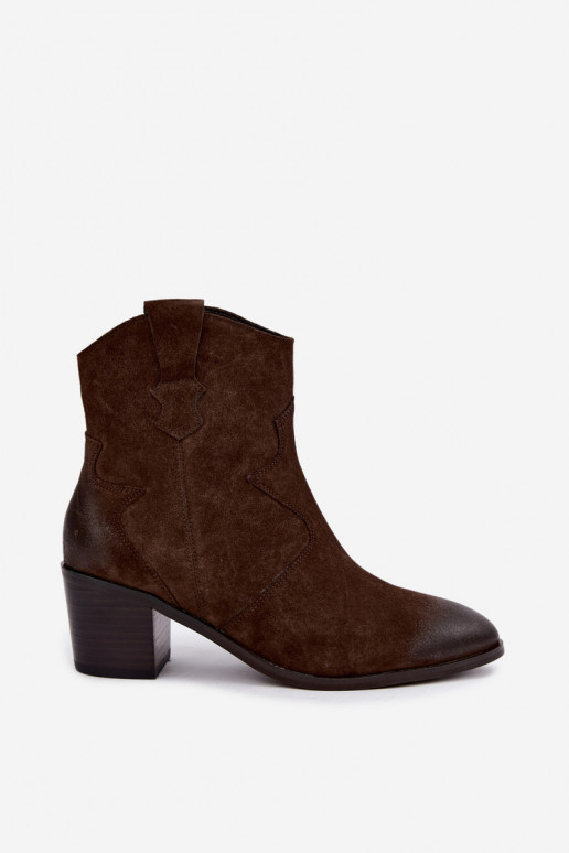 Botas de ante aisladas de estilo cowboy D&A CR62-3395 en color chocolate