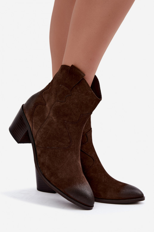 Botas de ante aisladas de estilo cowboy D&A CR62-3395 en color chocolate