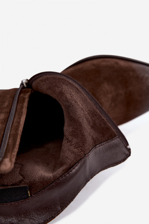 Botas de ante aisladas de estilo cowboy D&A CR62-3395 en color chocolate