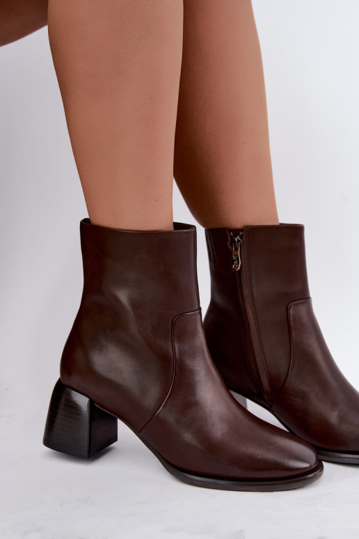 Botines aislados con tacones de cuero natural CR62-3391 chocolate