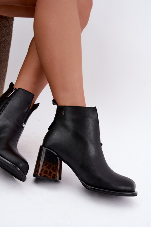 Botines aislados de cuero sintético para mujer con tacones GOE UU2N4204 negros