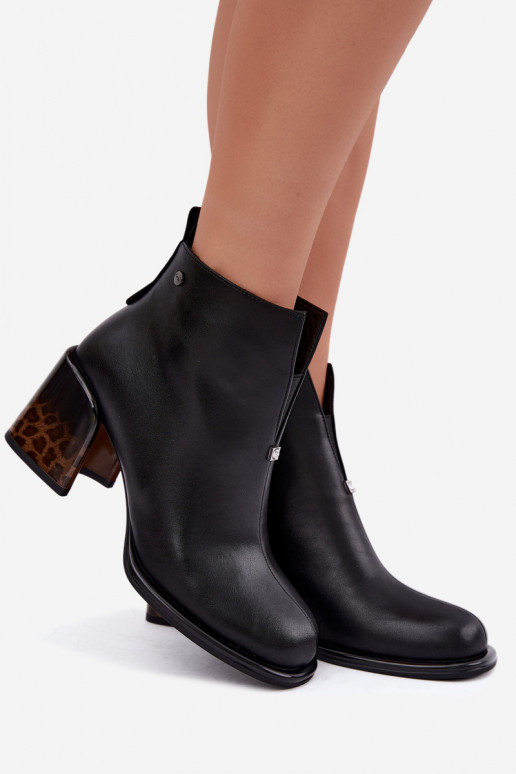 Botines aislados de cuero sintético para mujer con tacones GOE UU2N4204 negros