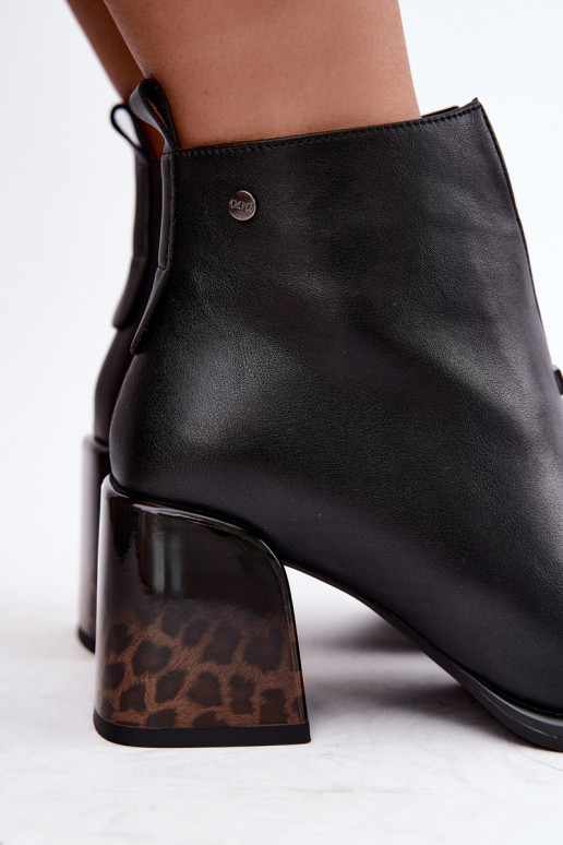Botines aislados de cuero sintético para mujer con tacones GOE UU2N4204 negros
