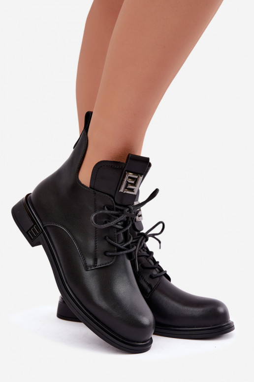 botines aislados con tacones anchos y adornos D&A MK62-7034 en negro