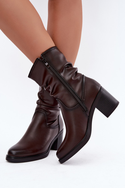 botines aislados con volantes y tacones Sergio Leone BT-60 en chocolate