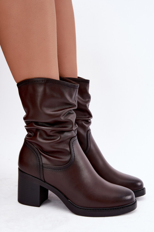 botines aislados con volantes y tacones Sergio Leone BT-60 en chocolate