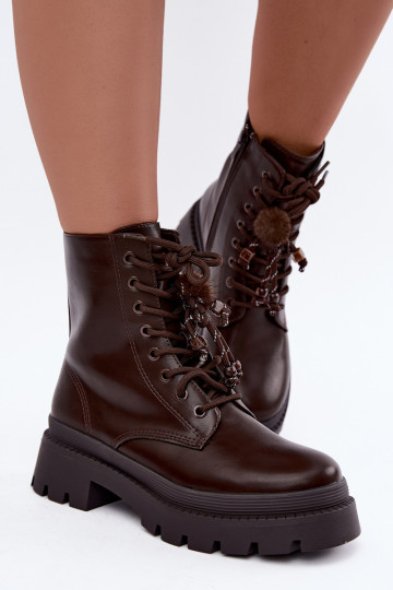 botas aisladas con pompones esponjosos en chocolate Faresse