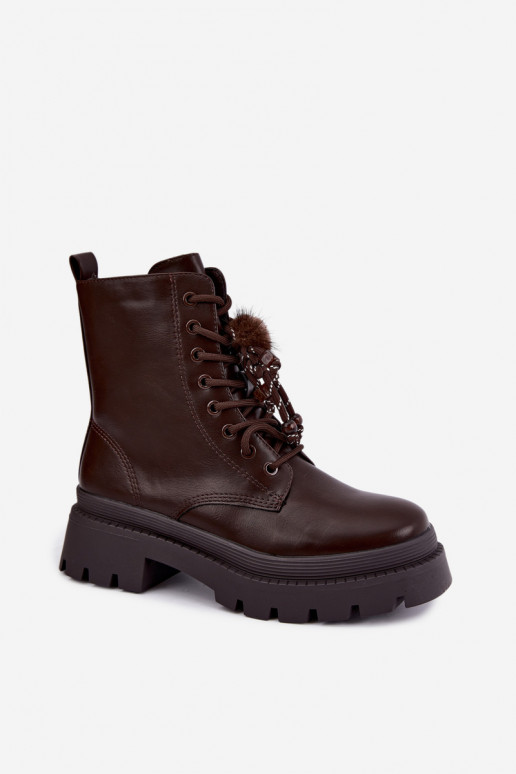 botas aisladas con pompones esponjosos en chocolate Faresse
