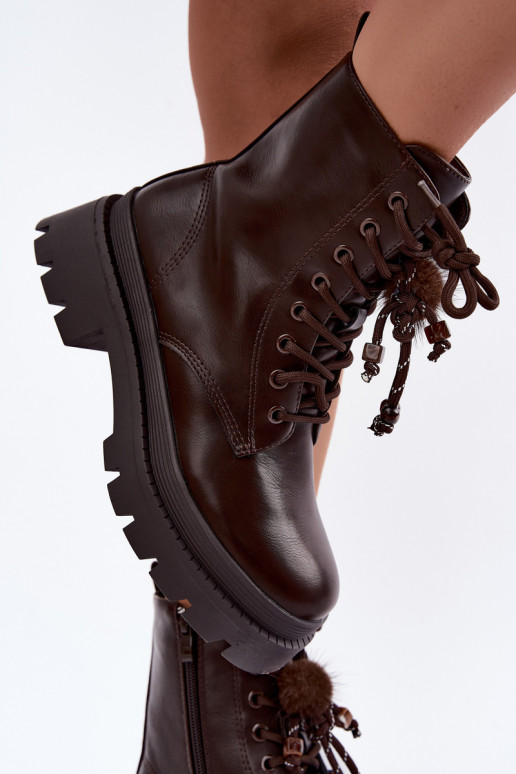 botas aisladas con pompones esponjosos en chocolate Faresse
