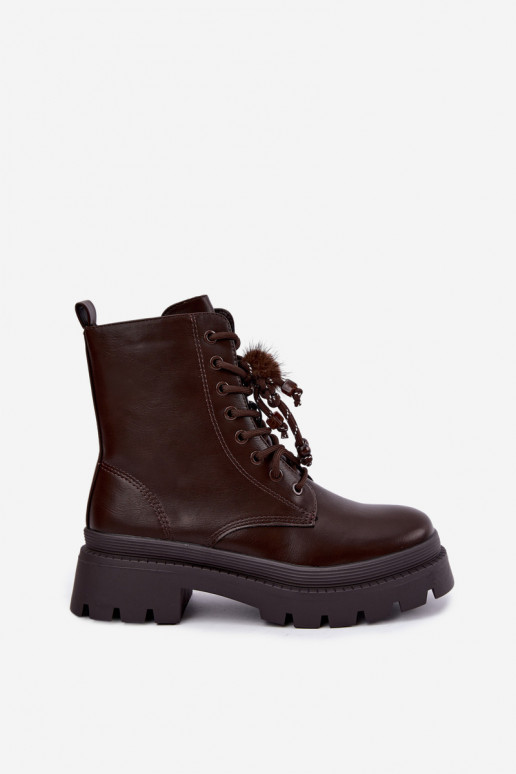 botas aisladas con pompones esponjosos en chocolate Faresse
