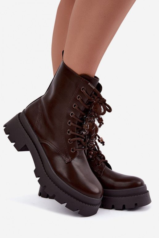 botas aisladas con pompones esponjosos en chocolate Faresse