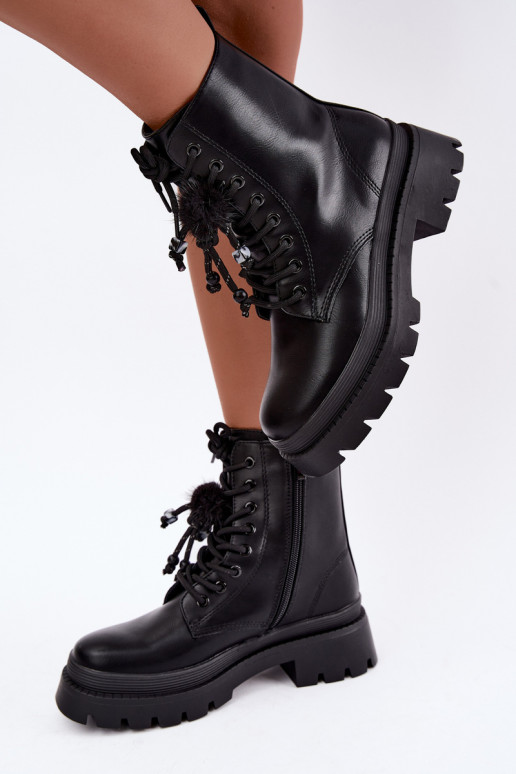 botas aisladas con pompones esponjosos en negro Faresse