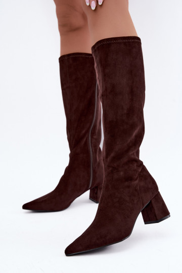 botas altas con tacones y puntas afiladas en chocolate Amora 2