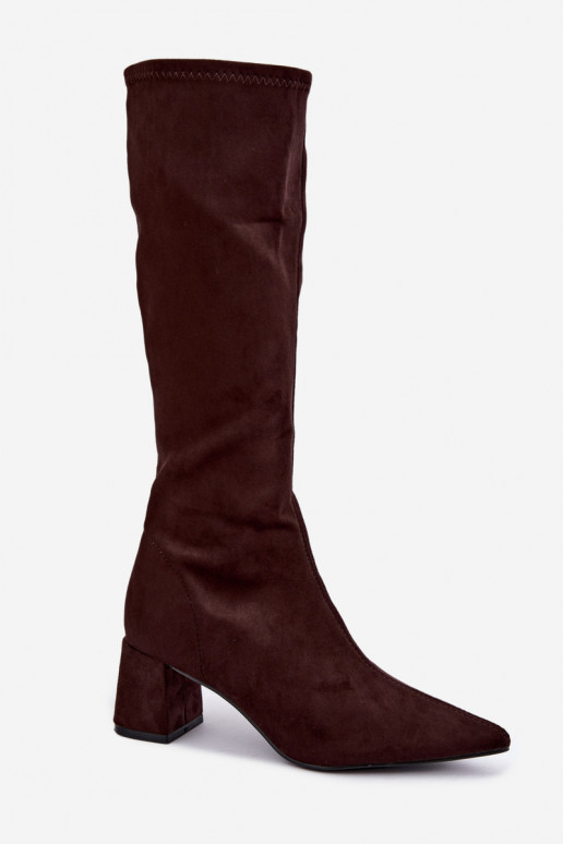 botas altas con tacones y puntas afiladas en chocolate Amora