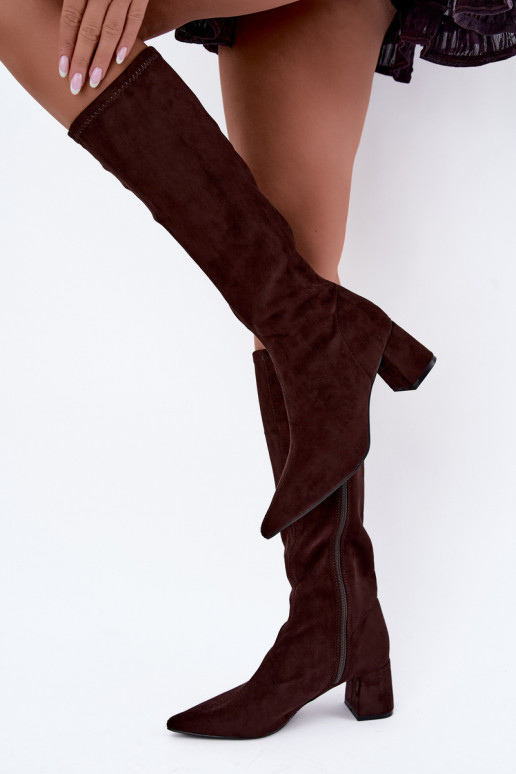 botas altas con tacones y puntas afiladas en chocolate Amora