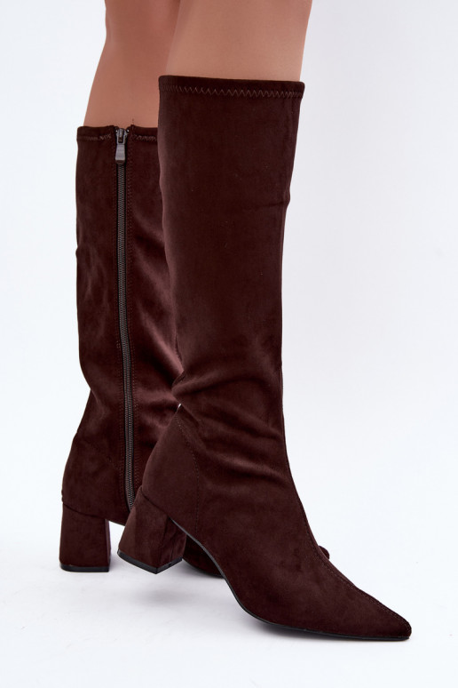 botas altas con tacones y puntas afiladas en chocolate Amora