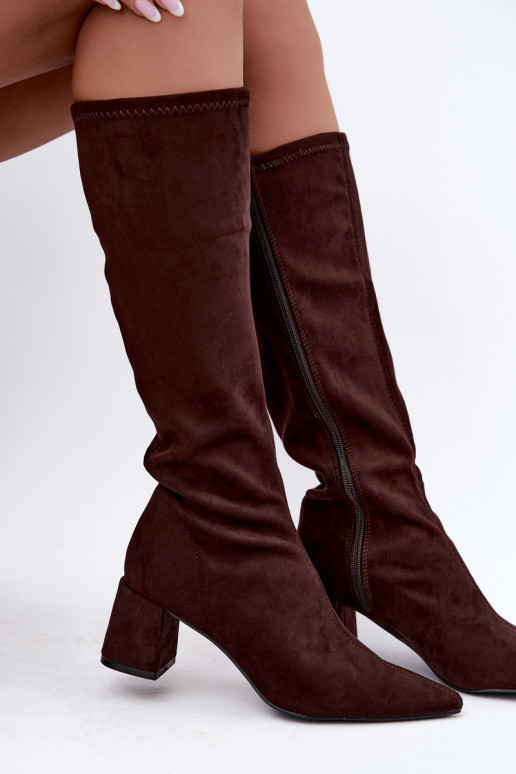 botas altas con tacones y puntas afiladas en chocolate Amora
