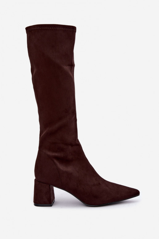 botas altas con tacones y puntas afiladas en chocolate Amora