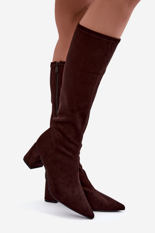 botas altas con tacones y puntas afiladas en chocolate Amora