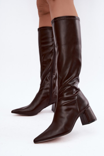 botas altas con tacones y puntas afiladas de cuero sintético en chocolate Amora 2