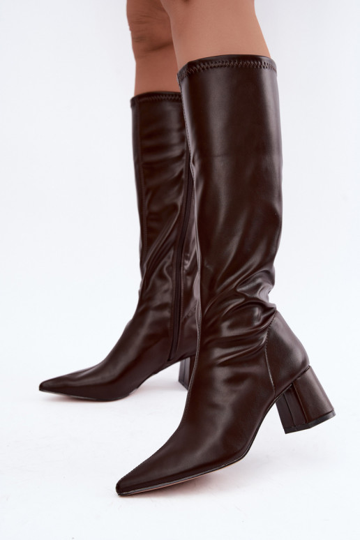 botas altas con tacones y puntas afiladas de cuero sintético en chocolate Amora