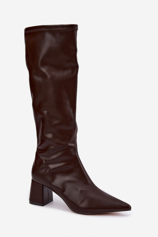 botas altas con tacones y puntas afiladas de cuero sintético en chocolate Amora