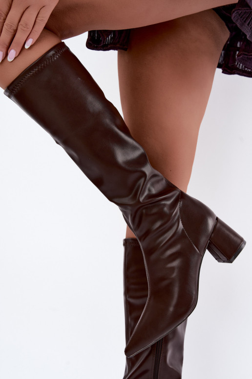 botas altas con tacones y puntas afiladas de cuero sintético en chocolate Amora