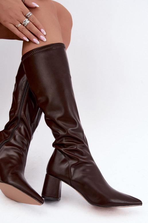 botas altas con tacones y puntas afiladas de cuero sintético en chocolate Amora