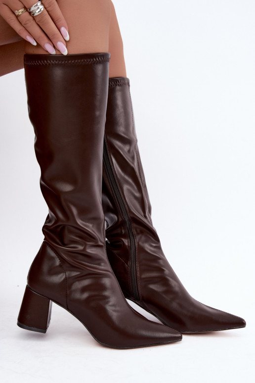 botas altas con tacones y puntas afiladas de cuero sintético en chocolate Amora