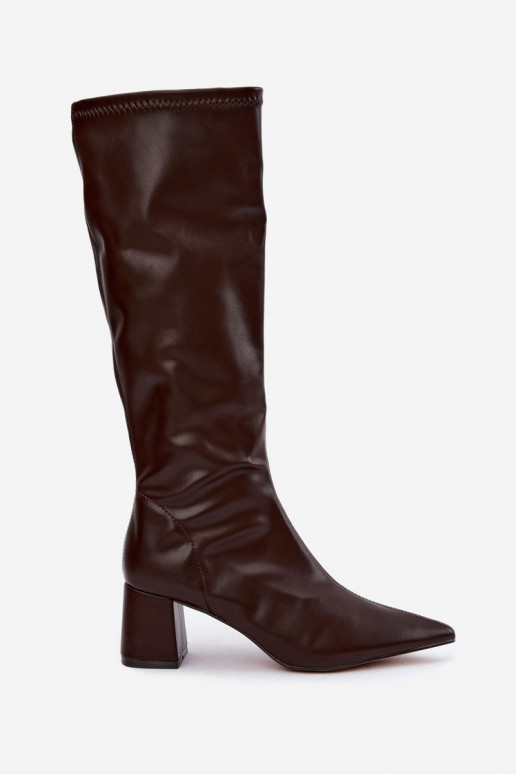 botas altas con tacones y puntas afiladas de cuero sintético en chocolate Amora