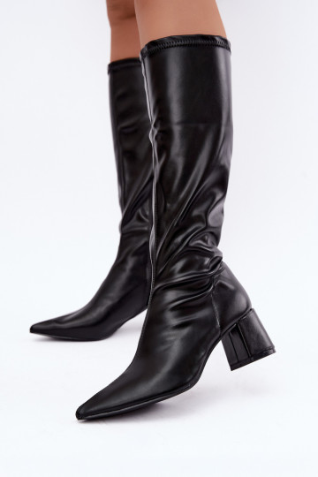 botas altas con tacones y puntas afiladas de cuero sintético en negro Amora 2