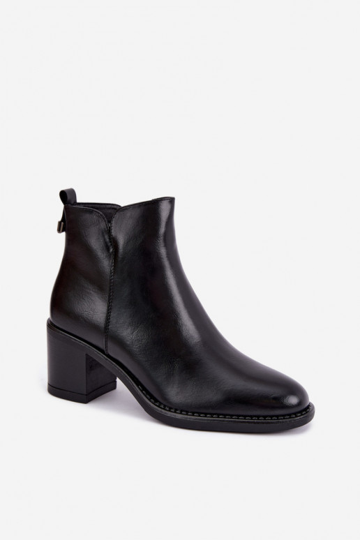 Botines aislados con tacones en negro Vinceza 58650