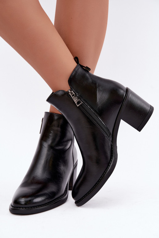 Botines aislados con tacones en negro Vinceza 58650