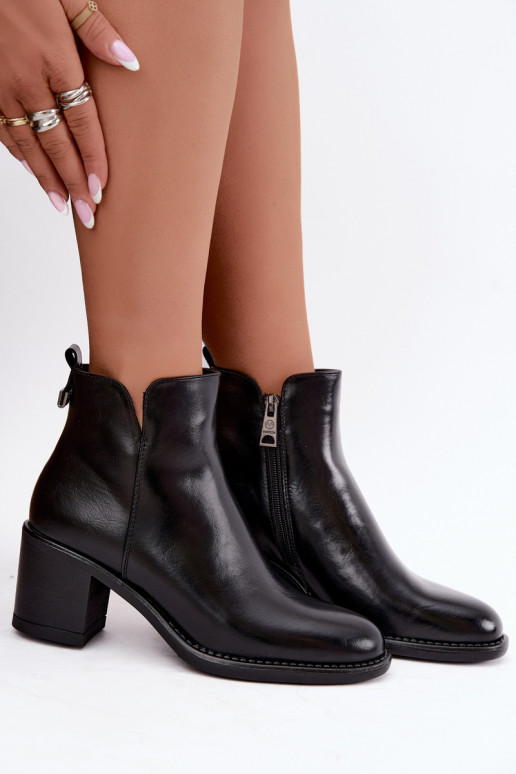 Botines aislados con tacones en negro Vinceza 58650
