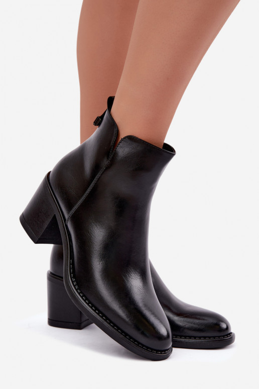 Botines aislados con tacones en negro Vinceza 58650