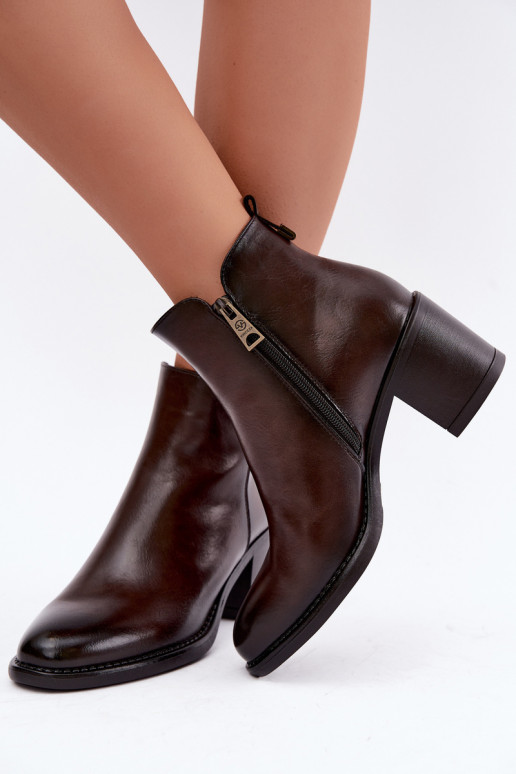 Botines aislados con tacones en marrón oscuro Vinceza 58650