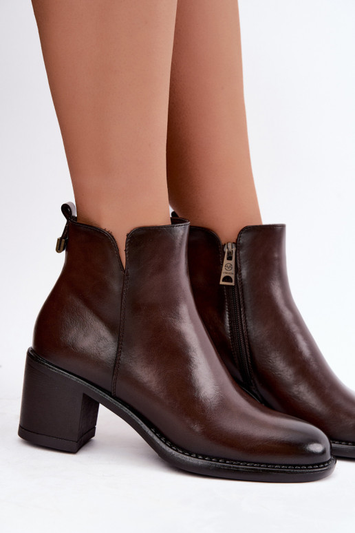 Botines aislados con tacones en marrón oscuro Vinceza 58650