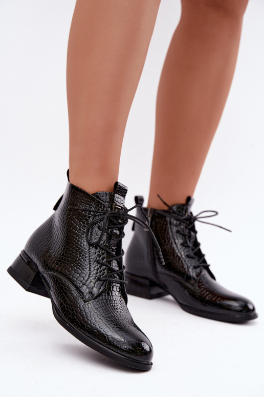 Botines con efecto charol y relieve aislados en negro Vinceza 58659