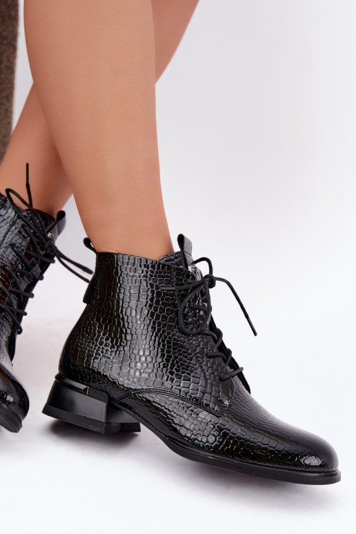 Botines con efecto charol y relieve aislados en negro Vinceza 58659