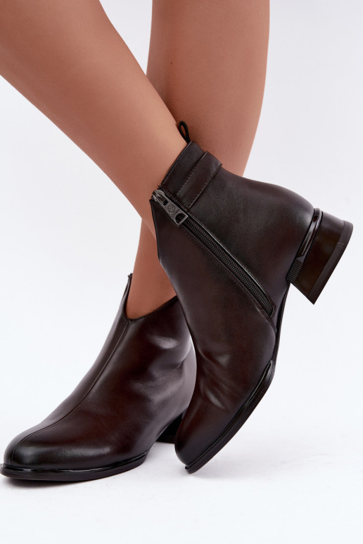 Botines aislados con cintas decorativas en chocolate Vinceza 58692