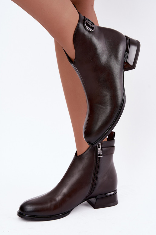 Botines aislados con cintas decorativas en chocolate Vinceza 58692