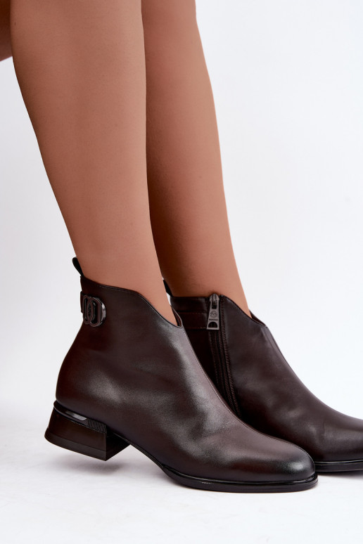 Botines aislados con cintas decorativas en chocolate Vinceza 58692